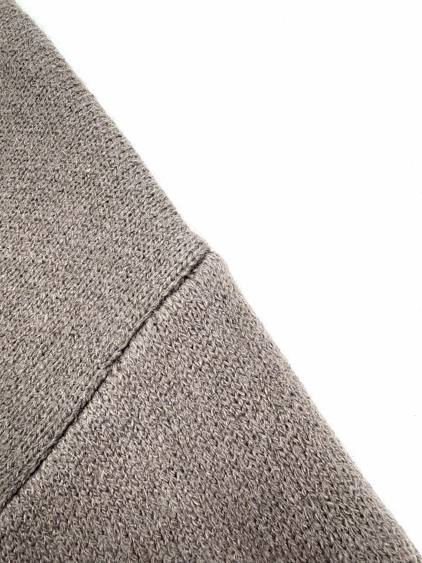 Ami Paris love jacquard crew neck sweater, custom-woven and dyed luxurious merino wool, soft and delicate, comfortable and close to the skin, using high-end morning mist gray as the ink, a gentle riot of grayscale aesthetics. A contrasting love heart jumps on the chest, quietly exuding its own charming halo. The brand is highly recognizable. The elegance and casualness of French fashion is the ultimate simplification of color, and it also conveys the love and persistence of life. Meet the ultimate simplicity. The well-deserved king of Versatile. Process 1: Jacquard tissue imported from Germany. Precisely control the arrangement and interweaving of yarns. Carefully interweave the Ami love jacquard artistic pattern on the loom. The fabric is more vivid and three-dimensional. Process 2: Softening and deodorizing process of garment washing water. Deeply clean and deodorize the clothes through professional washing equipment and specific detergents. Improve the feel and appearance of the clothes. Accessories: Customized 1:1 Ami trademark. Version: Loose version. Size: S M L XL Style number: 25374